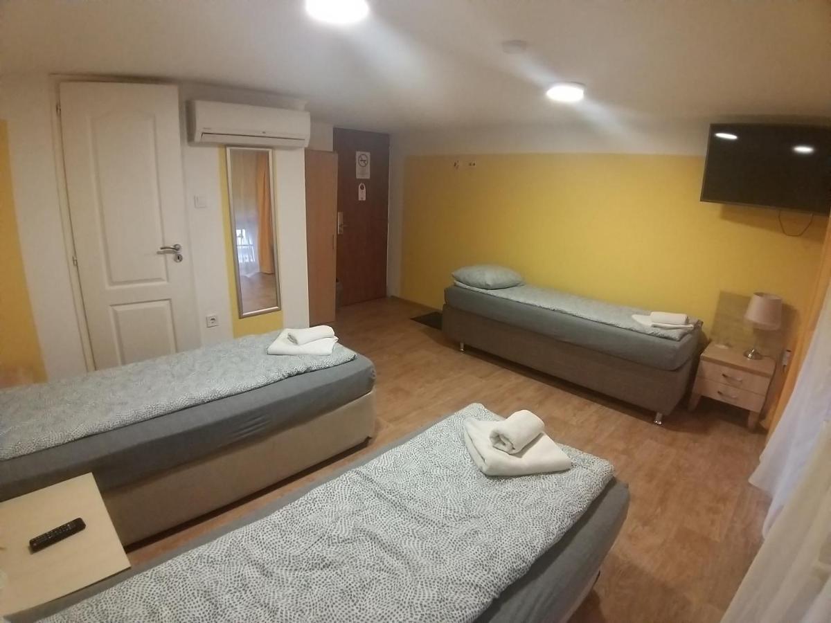 Deniz Guesthouse บูดาเปสต์ ภายนอก รูปภาพ